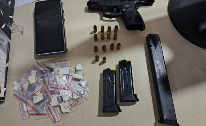 PM liberta reféns, apreende arma, carregadores, droga e prende suspeito com mandado em aberto em Lauro de Freitas