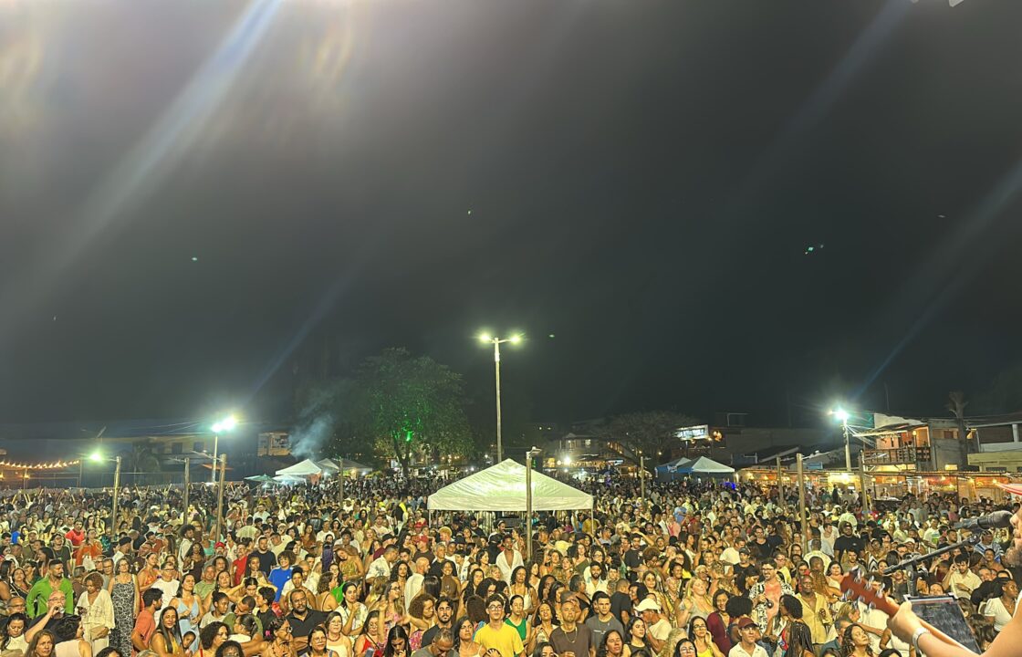 Festival de Primavera de Boipeba estreia com praça lotada e shows de Maria Gadú e Geraldo Azevedo