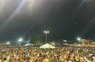 Festival de Primavera de Boipeba estreia com praça lotada e shows de Maria Gadú e Geraldo Azevedo