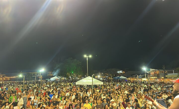 Festival de Primavera de Boipeba estreia com praça lotada e shows de Maria Gadú e Geraldo Azevedo