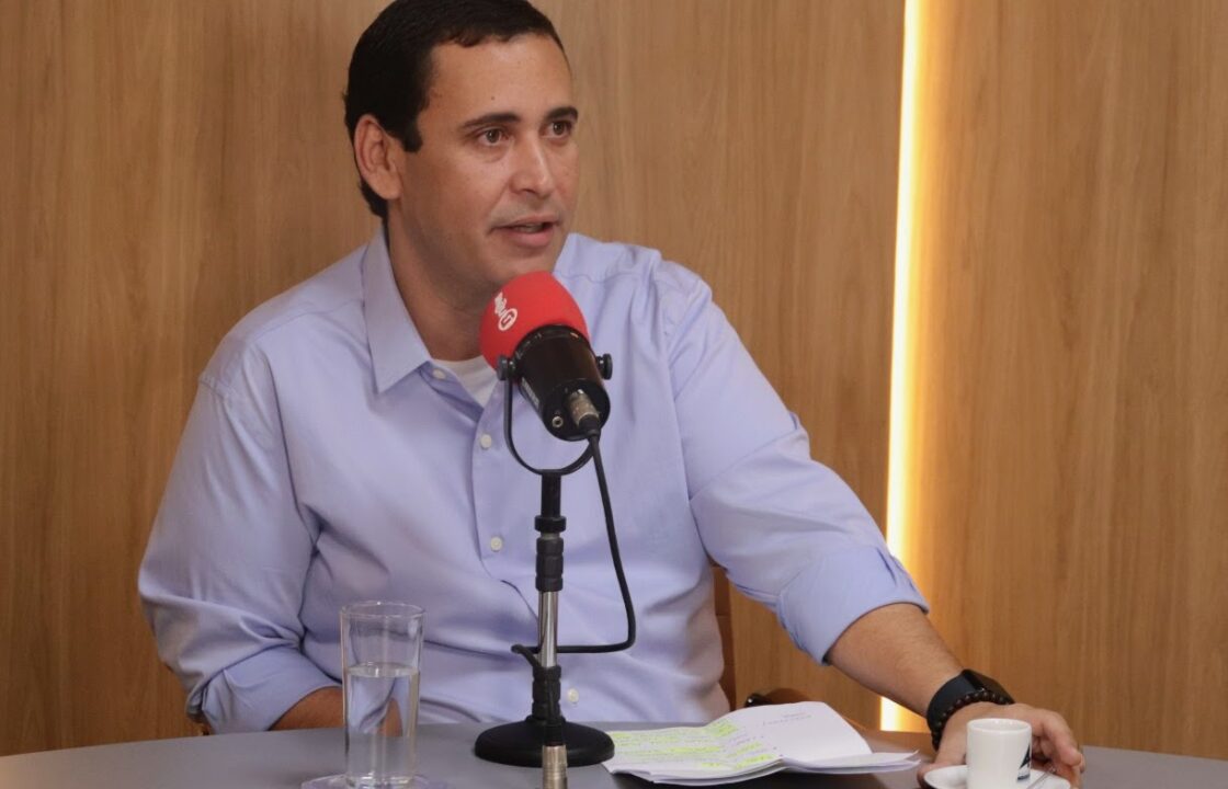 Secretário do PT critica Flávio Bolsonaro após discurso de derrota: “DNA antidemocrático”