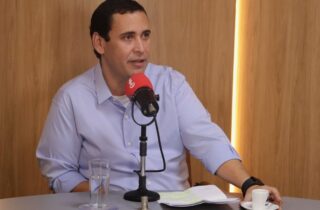 Secretário do PT critica Flávio Bolsonaro após discurso de derrota: “DNA antidemocrático”