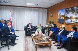 Conselheiros do TCE entregam contas do governo, projeto e saúdam Ivana pela “expressiva votação”
