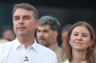 Flávio Bolsonaro participa de missa em Brasília e comenta autorização para visitar o pai