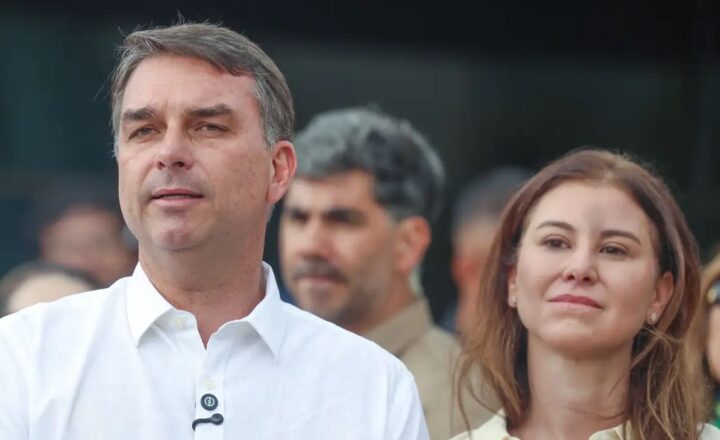 Flávio Bolsonaro participa de missa em Brasília e comenta autorização para visitar o pai