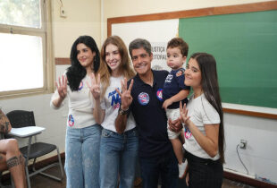 ACM Neto vota em Salvador e diz confiar em vitória no primeiro turno