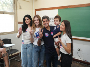 ACM Neto vota em Salvador e diz confiar em vitória no primeiro turno